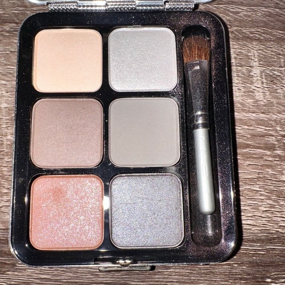 MAC Eyeshadow Palette Royal Assets 6 Smokey Eyes Holiday‎ Compact